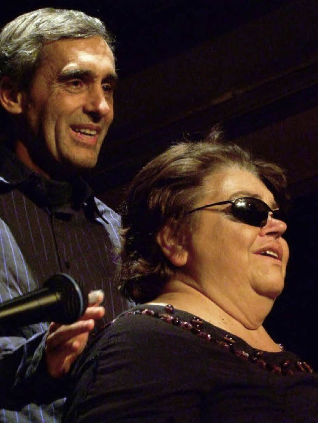 Dona Rosa, die blinde  Sngerin aus Li...r Raul Abreu beim Auftritt im Nellie.   | Foto: Martina David-Wenk