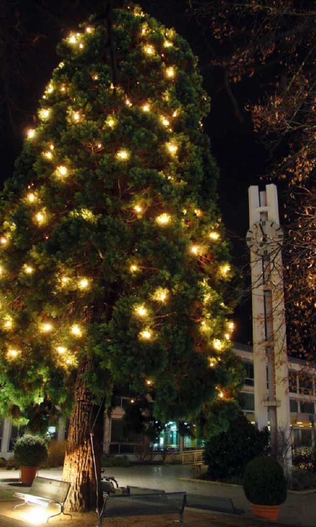 Die Stadtverwaltung sorgt mit 14 beleu...r weihnachtliches Flair in der Stadt.   | Foto: Lauber