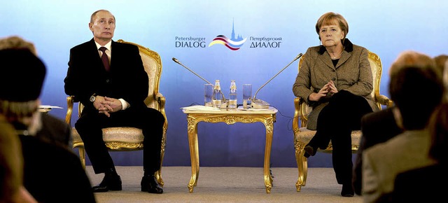 Haben sich wenig zu sagen: Putin und M...eim &#8222;Petersburger Dialog&#8220;.  | Foto: dpa