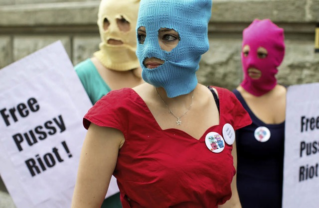 Untersttzerinnen protestieren in Berl... &#8222;Pussy Riot&#8220;-Mitglieder.   | Foto: dapd (2), Bamberger