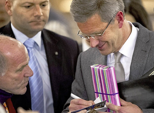 Autogramme von Alt-Bundesprsident Christian Wulff sind immer noch gefragt.  | Foto: . dpa