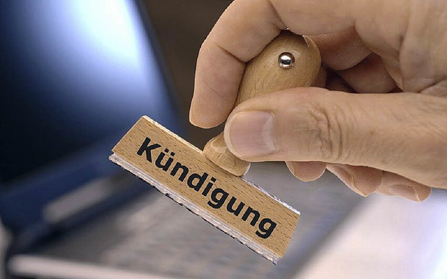 Bevor die Kndigung  per Unterschrift ...de fr die Entlassung zu informieren.   | Foto: Fotolia.com/Wolfgang Filder