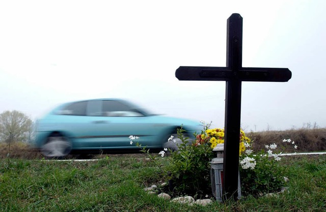 Ort der Trauer  und der Mahnung: Unfallkreuz am Straenrand   | Foto: ddp/dpa