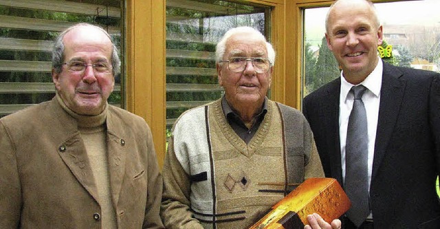 Altbrgermeister Karl Walz (links) und...gratulierten Herbert Pfefferle zum 80.  | Foto: M. Lange