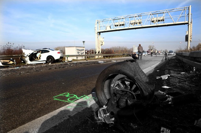 Nach dem grausigen Unfall: Links ist der BMW des Geisterfahrers zu sehen.  | Foto: dapd