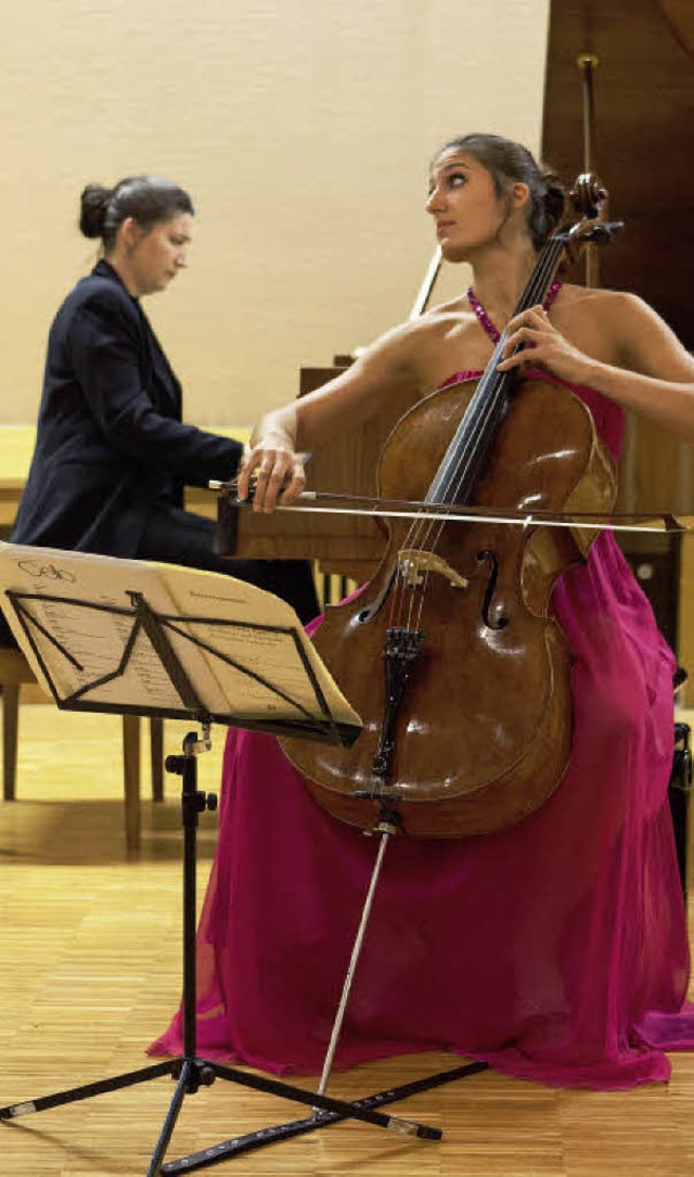 Janina Ruh (vorne) und Amalia Maria Po...rem eine Sonate von Benjamin Britten.   | Foto: Gabriele Zahn