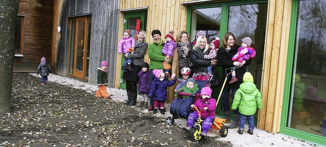 Die Kinder, Erzieherinnen und Leiterin... Kleinkindgruppe dort einziehen kann.   | Foto: Karin Heiss