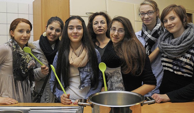 Sechs Mdchen  zwei Suppen:  Evin Agi...ule  kochen frs Suppenfest.            | Foto: Bettina Schaller