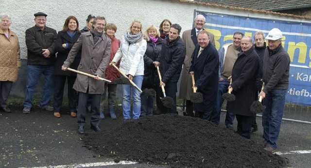 Mit einem eigens vorbereiteten Spatens...h Blache, Peter Sackmann (von rechts).  | Foto: Pia Grttinger