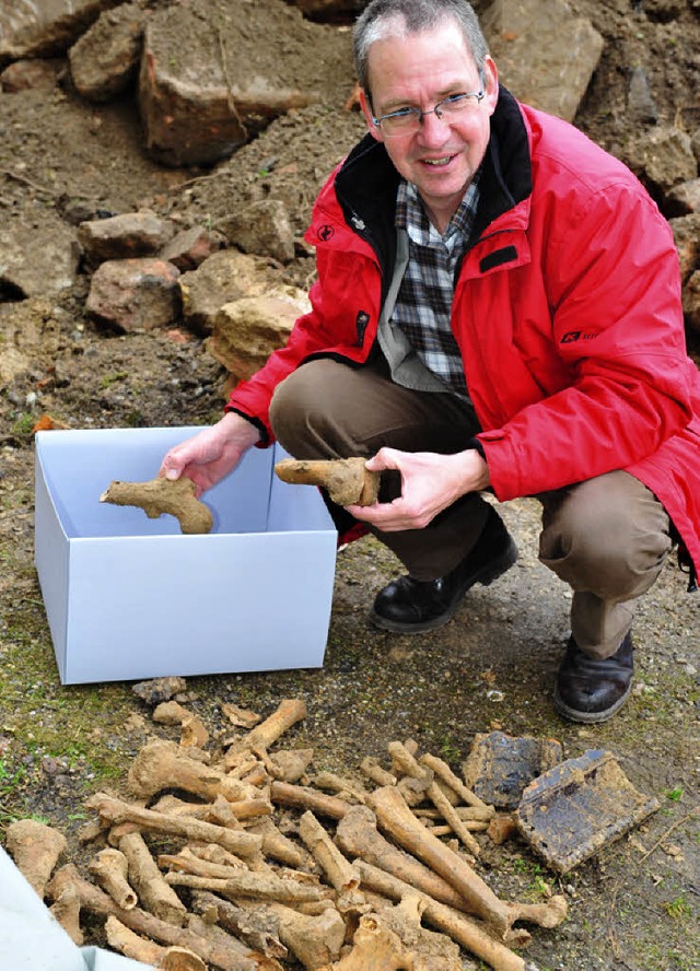 Stadthistoriker Thorsten Mietzner sammelt die Funde ein.  | Foto: A. FLEIG