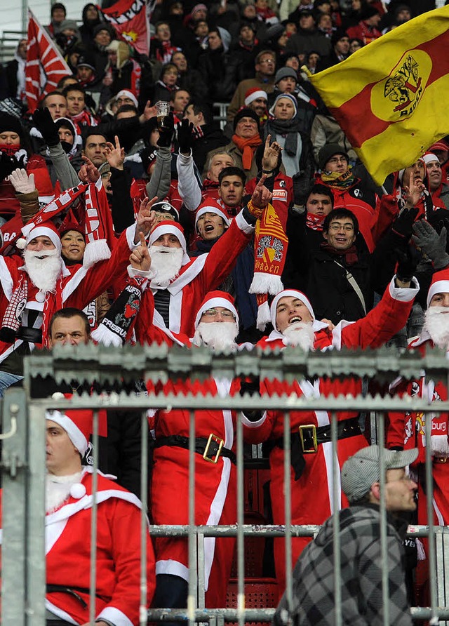 Wer htte vermutet, dass der Weihnacht...fr den SC und seine Fans im Sack hat?  | Foto: Meinrad Schn