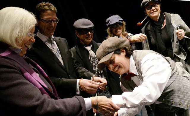 Gudrun Heute-Bluhm, Reiner Liebenow, Waldemar und Gerline Lutz in Handschellen   | Foto: Barbara Ruda