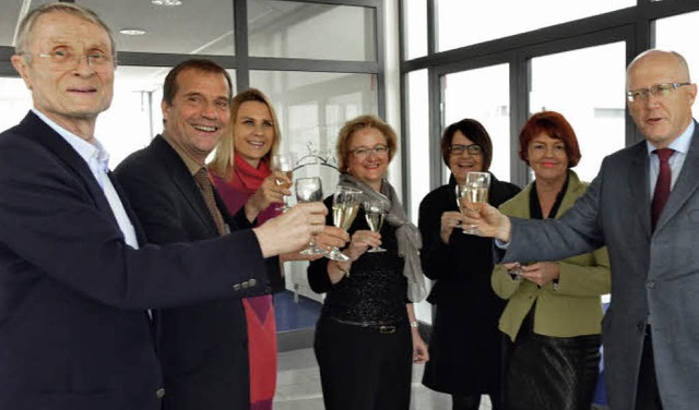 Grund zum Feiern: Peter Osypka (links)...lden zum Bau des Kinderhauses Herten.   | Foto: Ingrid Bhm-Jacob