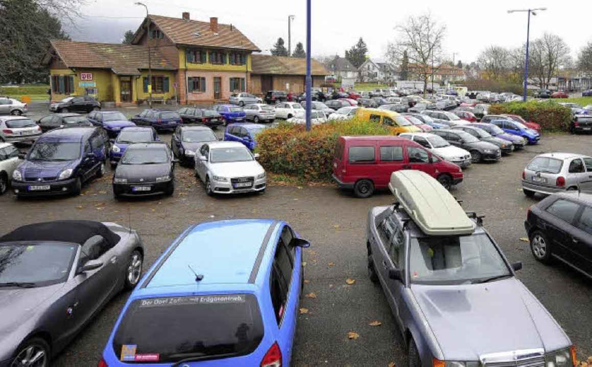 Der Parkplatz zwischen Bahnhof und PH soll weg.  | Foto: ingo schneider