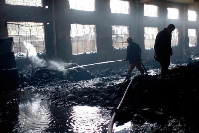 Ein verheerender Brand in einer Textil...stens 121 Menschen das Leben gekostet.  | Foto: dpa