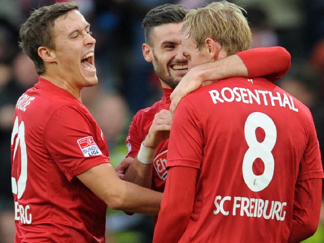 Freiburgs Max Kruse, Daniel Caligiuri ...l (l-r) bejubeln das 1:0 fr Freiburg.  | Foto: dpa