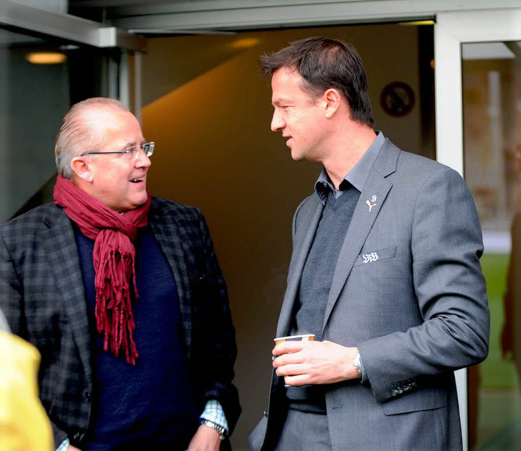 Vor dem Spiel: SC-Prsident Fritz Keller mit Stuttgarts Manager Fredi Bobic (rechts)
