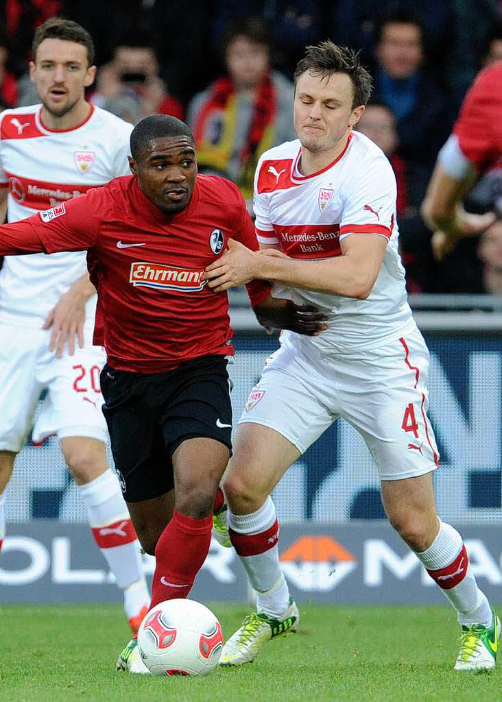 Cedrick Makiadi (l) von Freiburg kmpft mit William Kvist (r) von Stuttgart um den Ball.