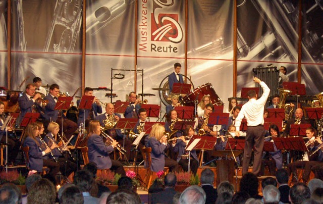 Daniel Lampert dirigiert das Reutemer Orchester   | Foto: Christian Ringwald