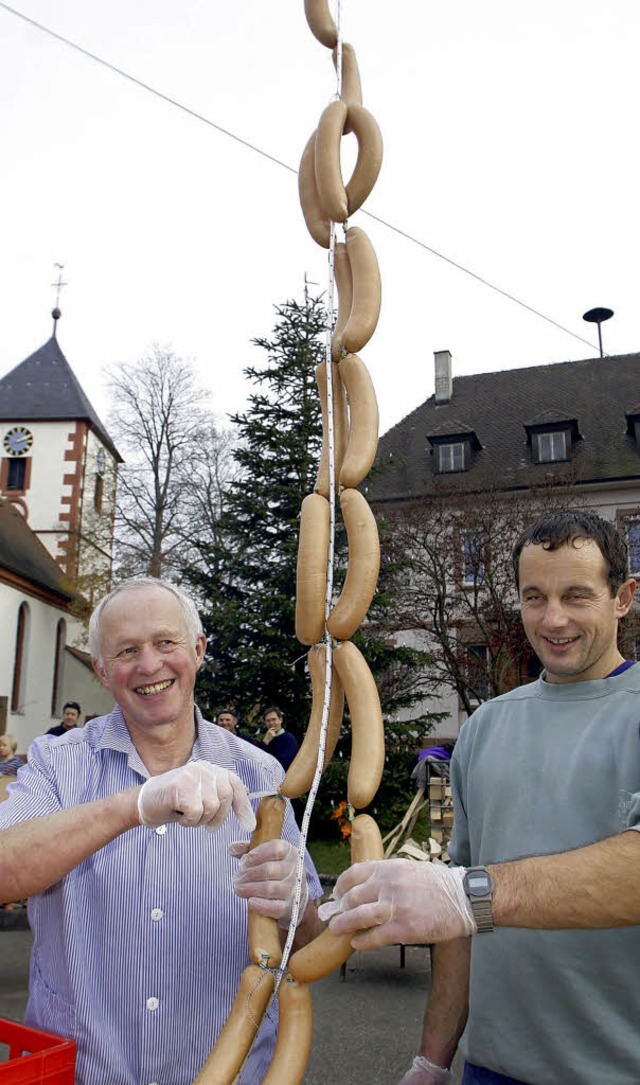 Walter Erb (links) und  Markus Ruf ver...rst an die Besucher des Wintermarkts.   | Foto: Heidi Fssel
