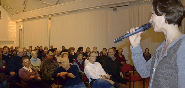 Regisseurin Franziska Schlotterer (links) beantwortet Publikumsfragen zum Film.   | Foto: Susanne Filz