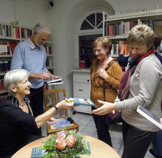 Ellen Heinzelmann signierte nach der Lesung Exemplare ihrer Bcher.   | Foto: hartenstein