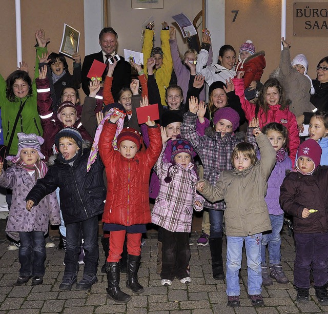 Das macht auch Brgermeister Gnter Go...Ferienprogramm-Kinder beschenken darf.  | Foto: Rein