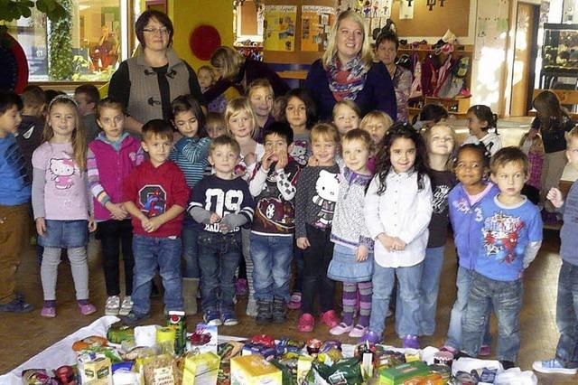 Kinder schenken dem Tafelladen Lebensmittel