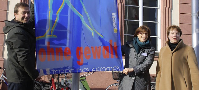 Die Abgeordneten Thomas Marwein (Grne... ein Zeichen gegen Gewalt an Frauen.    | Foto: Siefke