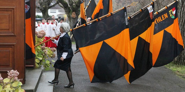 Christa Czaika  zog mit dem Banner der...er Kolpingsfamilie in die Kirche ein.   | Foto: Hans-Peter BECK