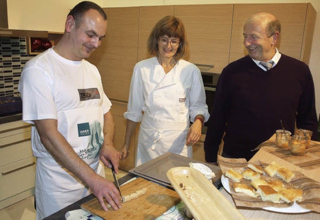 Markus Jablonski bei seiner Sklavenarb...hneidet unter Aufsicht die Teigrolle.   | Foto: Michael Haberer