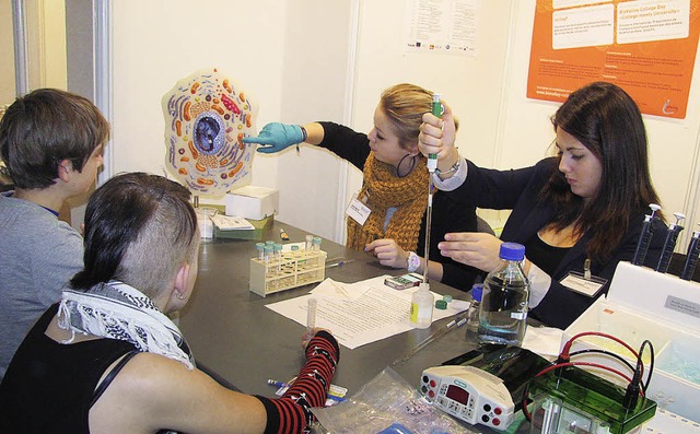 Beim Lehrerkongress der Chemie waren a...ymnasiums mit ihrem Schullabor dabei.   | Foto: privat