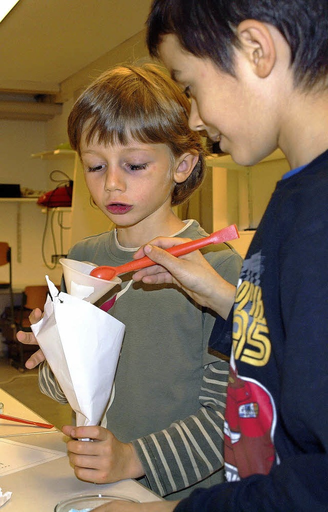 Chemie ist spannend: Zwei Grundschler...in der Grundschule Broggingen Brause.   | Foto: Michael Haberer