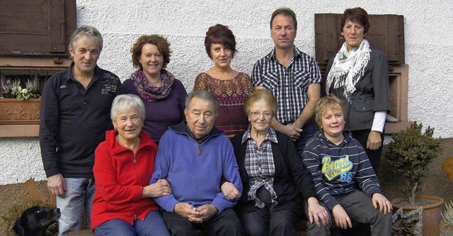 Alles gebonkt: Familien Blum und Bonk ...hrung vor dem &#8222;Grundhof&#8220;.   | Foto: Roland Gutjahr