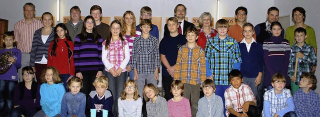 Schler und Lehrer stellten sich am En...lnachmittags zu einem Gruppenbild auf.  | Foto: Sedlak