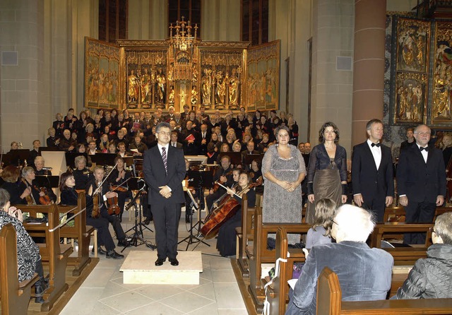 Die Musiker saen und standen bis an die erste Reihe der Zuschauerbnke heran.   | Foto: Marion Pfordt