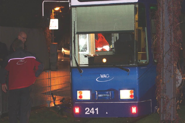 Am berweg an der Tramlinie 5, direkt ...it einer Straenbahn zusammengestoen. 