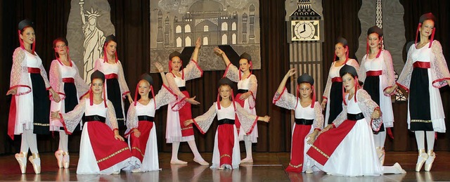 stliche Folklore: die Ballettgruppe a...Bhne in der Grafenhausener Festhalle   | Foto: Corina lorber