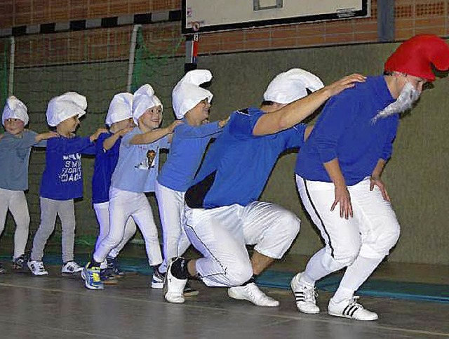 Als Schlmpfe fegte die F-Jugend ber die Bhne.   | Foto: Melanie Dramac