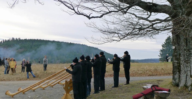 Zur Lesung mit Alpenblick spielten die...eunde Belchenland  auf dem Radschert.   | Foto: Hermann Jacob