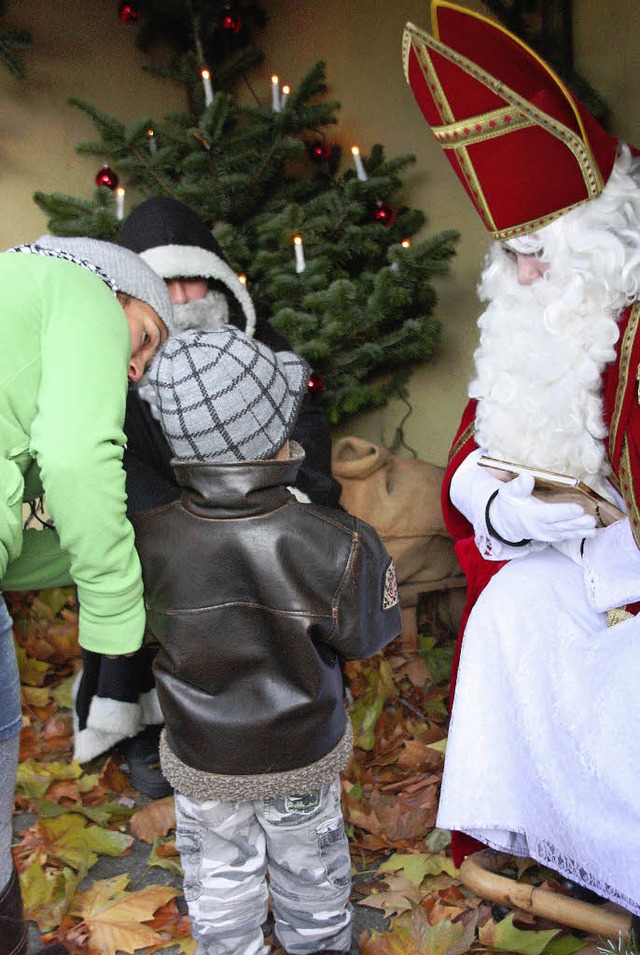 Der Nikolaus erwartet die  kleinen Gs...seiner Htte auf dem Weihnachtsmarkt.   | Foto: Archiv: Aniol