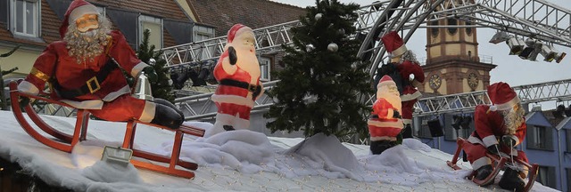 Die weihnachtliche Dekoration ist mont...Offenburg fr Adventsstimmung sorgen.   | Foto: Ullmann