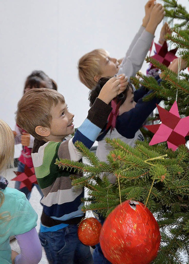 Kindergartenkinder schmcken den Tannenbaum im Rathaus  | Foto: Sylvia-Karina Jahn