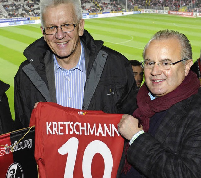Neue Nummer 10 beim SC: Ministerprsid...C-Vorsitzenden Fritz Keller (rechts).   | Foto: DPA
