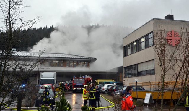 Ein Brand im Neubau der Caritaswerkst... Todesopfer und zahlreiche Verletzte.   | Foto: Wolfrum/Kamera24/DPA