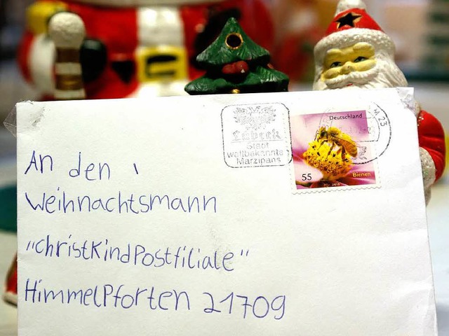 Seit 50 Jahren werden im Auftrag des W...von den Weihnachtshelfern beantwortet.  | Foto: dapd