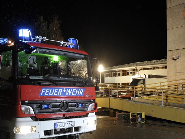 Feuerwehr und THW  waren die ganze Nacht im Einsatz.  | Foto: AFP