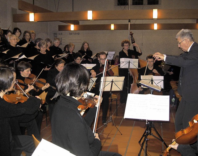 Kirchenmusikdirektor Rolf Schweizer ha...Elztalkantorei und Elztalsinfonietta.   | Foto: Karig