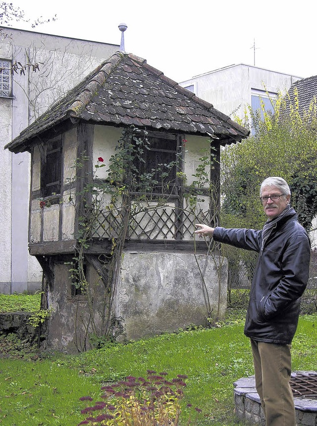 Willy Riegger setzt sich dafr ein, dass das Gartenhaus 2013 restauriert wird.   | Foto: Huber