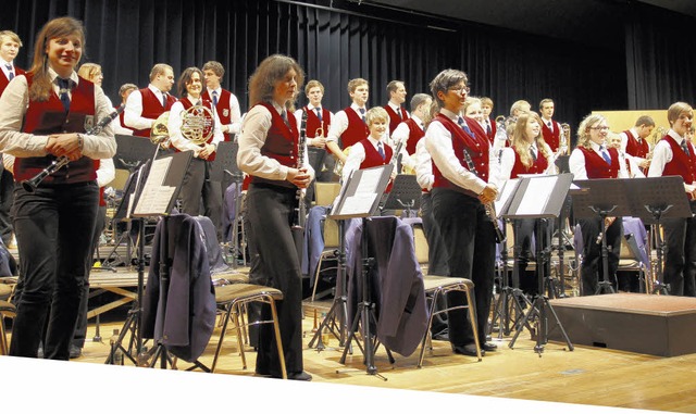 Sie genieen den Applaus: Die Musiker ...i-Waldkirch boten beim Jahreskonzert   | Foto: Dinort